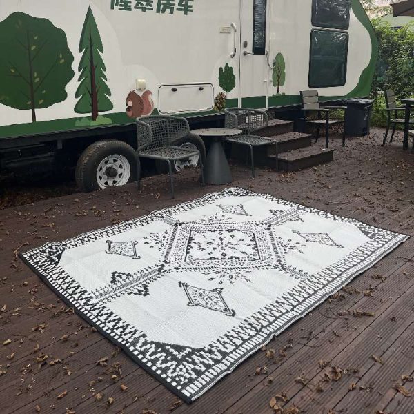 Black and white retro style moisture-proof outdoor picnic mat