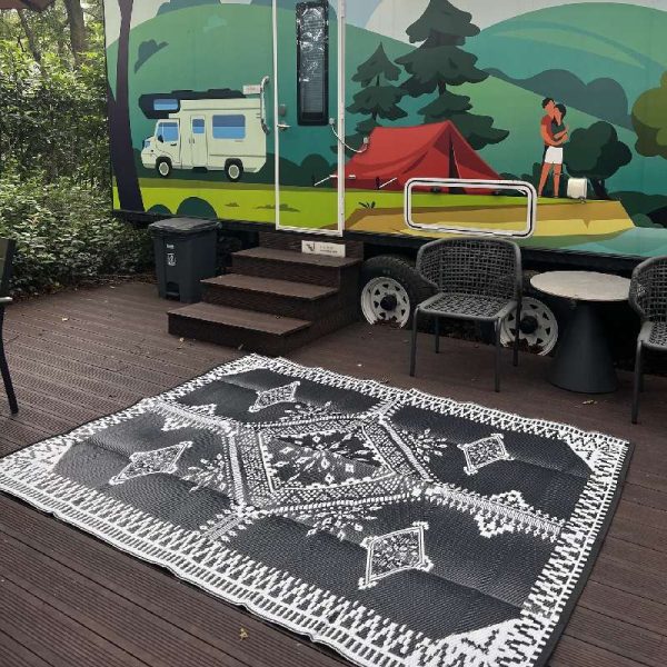 Black and white retro style moisture-proof outdoor picnic mat