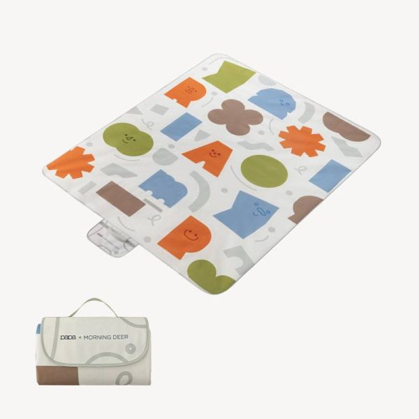 Waterproof and stain-resistant child-friendly beach picnic mat made of safe material