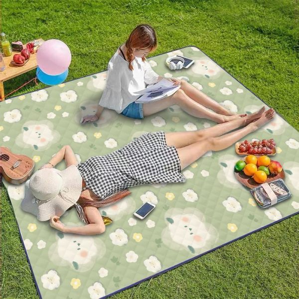 Green thickened spring outing picnic mat, portable and soft